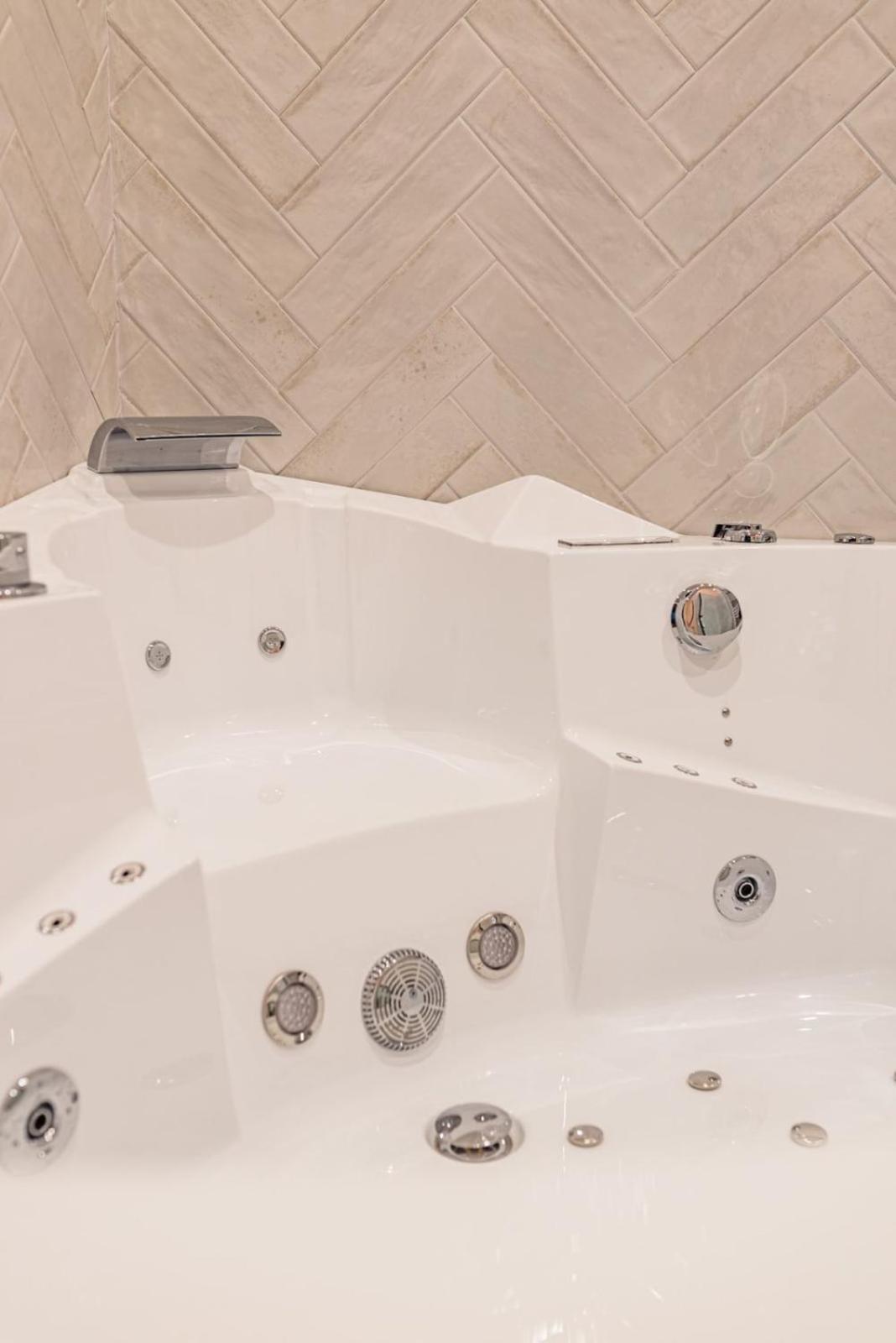 Beige Hospitalite - Gisele - Ultralux Balneo - Neuf 2 Chambres Сент-Этьен Экстерьер фото